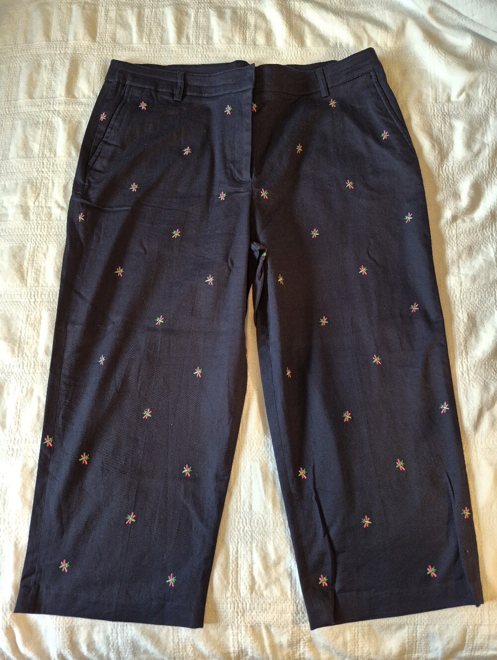 J M Collection women's size 16 navy with embroidered dragonfly capri EUC